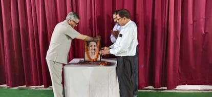 मोदीपुरम - डीएमजी इंटर कॉलेज में पंडित दीनदयाल उपाध्याय की जयंती मनाते।
