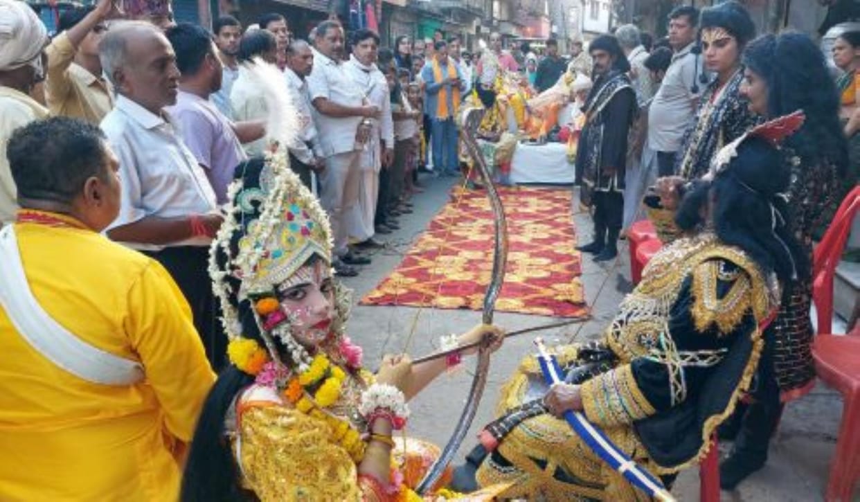 suno naiya ke khevan haar, hamen jaana hai palleepaar...