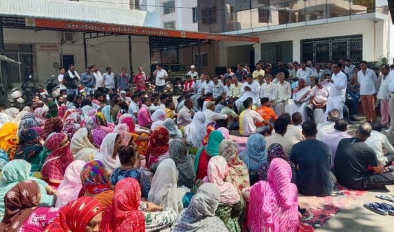 Protest held at the municipal office against eviction notices for government-owned houses