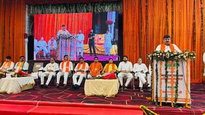 निकुंज हाल में पंडित दीनदयाल उपाध्याय की जयंती पर हुए कार्यक्रम में विचार व्यक्त करते प्रदेश सं