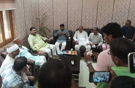 MLA listened to the problems of the traders and assured them of their resolution.