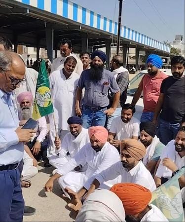 Farmers angry over non-purchase of paddy, open front against the government