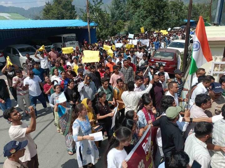 A rally of youth took to the streets in Pithoragarh over the paper leak case.