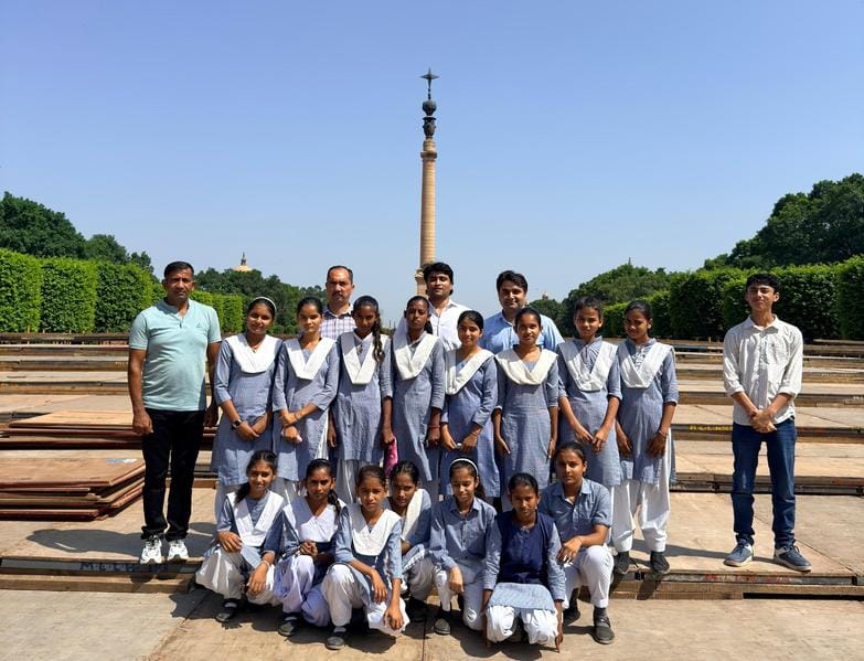 The girl students went on an educational tour of the major places of Delhi.