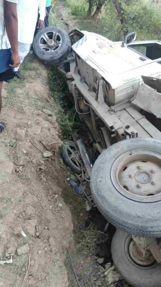 A vehicle overturned in a canal in Dhansu, killing a young man on a motorcycle and injuring three others.