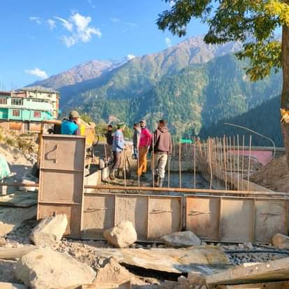 सांगला में छितकुल सड़क पर पुल के बनाई जा रही नींव। संवाद