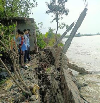 Sharda river engulfs 8 more huts and a house