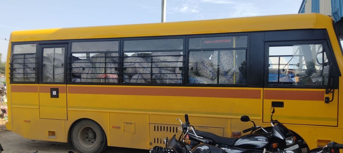 Siddharthnagar News: School bus carrying garlic arrives at Mandi without number plate
