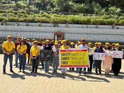 सरस्वतीनगर काॅलेज में सड़क सुरक्षा रैली निकालते छात्र। संवाद