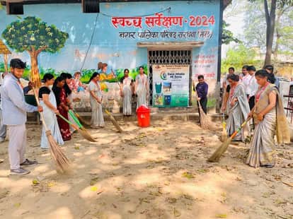 सरधना। महात्मा गांधी जयंती के अंतर्गत पर सेंट जेवियर्स वर्ल्ड स्कूल के स्टाफ द्वारा नगर में स्व