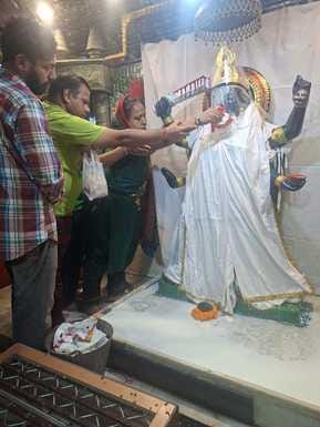 On the third day of Navratri, the mother was given a milk bath and today she was crowned with a golden crown.