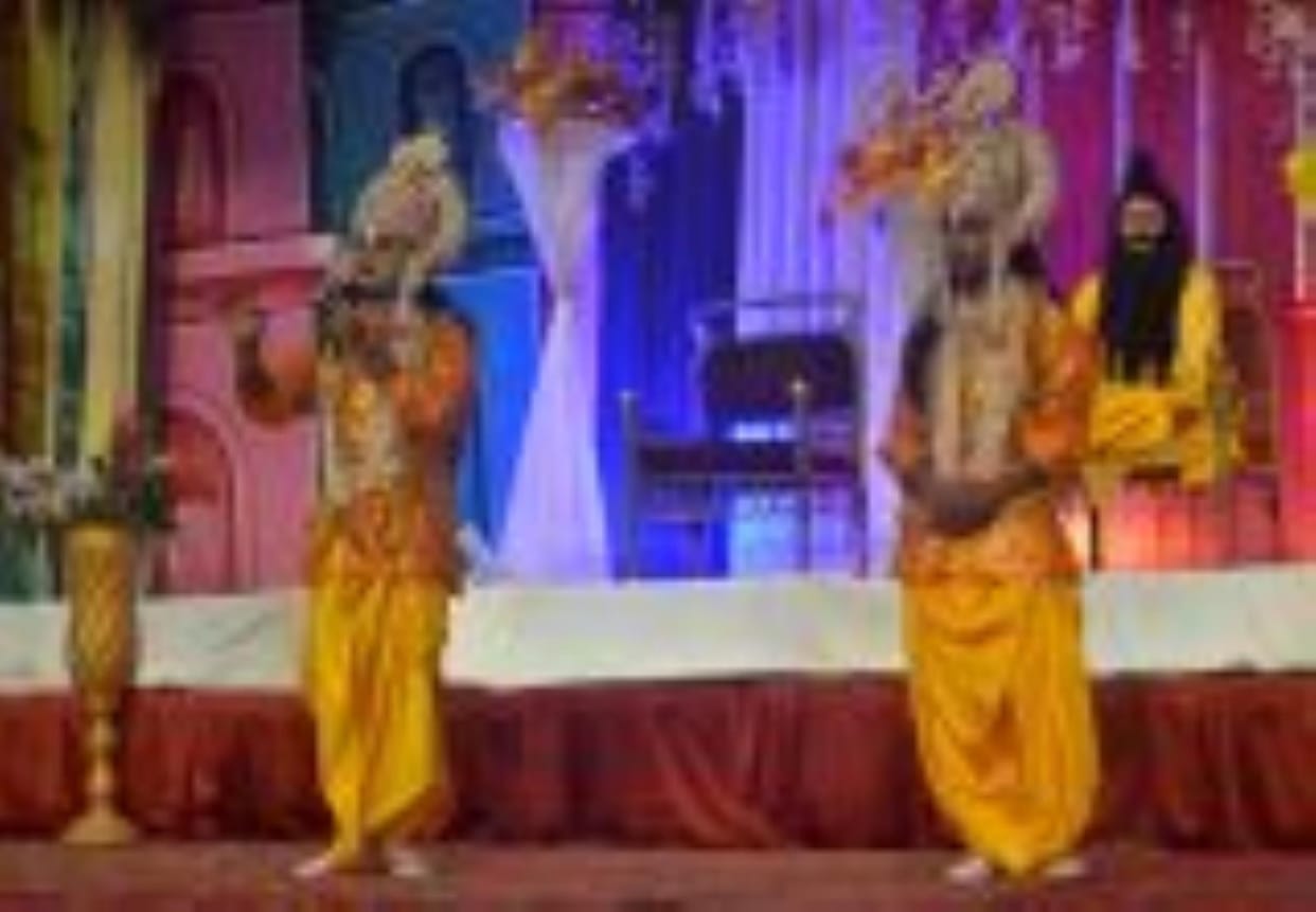 As soon as the bow was broken, the pandal echoed with chants of Jai Shri Ram.