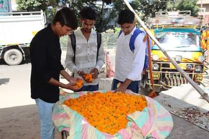 01 पालिका बाजार के सामने फूल खरीदते ग्राहक। संवाद