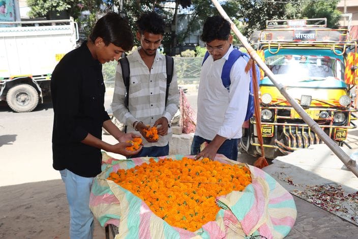 Demand for flowers increased during Navratri, prices rose to Rs 10-15 per kg