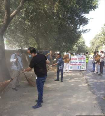 118....स्वच्छता अभियान मे भाग लेते नपा अध्यक्ष वीरेंद्र बंसल । संवाद