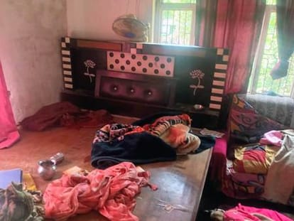 15 पवई थाना क्षेत्र के मोलानीपुर गांव में चोरी के बाद बिखरा पड़ा सामान। संवाद