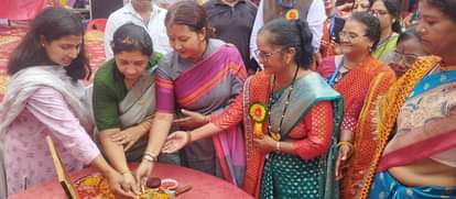 25एचएलडी05पी- पांच दिवसीय राज्य स्तरीय ग्रामीण महोत्सव का शुभारंभ करती जिला पंचायत अध्यक्ष दीपा