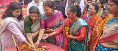 25एचएलडी05पी- पांच दिवसीय राज्य स्तरीय ग्रामीण महोत्सव का शुभारंभ करती जिला पंचायत अध्यक्ष दीपा