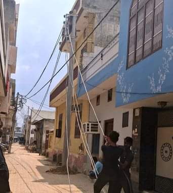 25जेएनडी08-एक कॉलोनी में जर्जर तारों की जगह बिछाई जा रही आर्म्ड केबल। स्रोत कर्मचारी