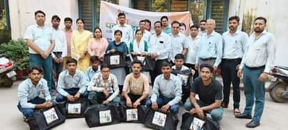 25जेएनडी12-राजकीय औद्योगिक प्रशिक्षण संस्थान में विद्यार्थियों को टूल किट देते हुए स्टाफ सदस्य।