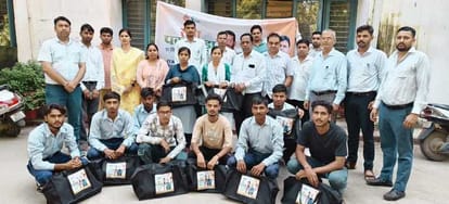 25जेएनडी12-राजकीय औद्योगिक प्रशिक्षण संस्थान में विद्यार्थियों को टूल किट देते हुए स्टाफ सदस्य।