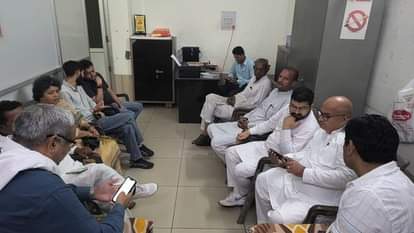 25जेएनडी38: हैबतपुर गांव में आयोजित बैठक में मौजूद कांग्रेस के जिला प्रधान ऋषिपाल हैबतपुर एवं अ