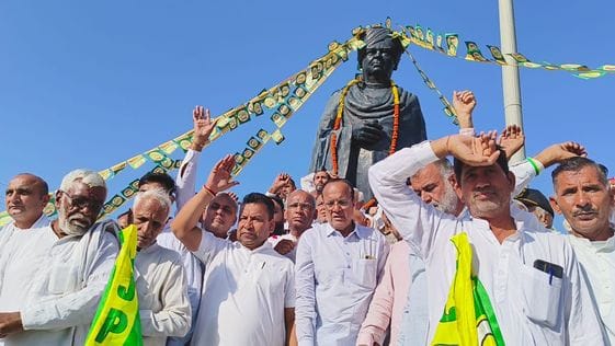 Paid homage by offering flowers at the statue of Chaudhary Devi Lal
