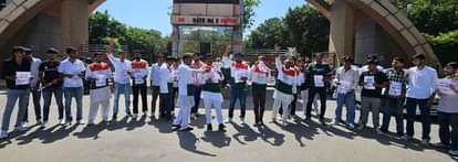 37 एमडीयू के गेट नंबर दो के बाहर प्रदर्शन करते कांग्रेसी कार्यकर्ता व नेता। स्रोत: पार्टी