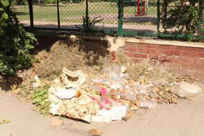 52....वार्ड में बने श्री राधा वाटिका के बार जता कुड़ा। संवाद