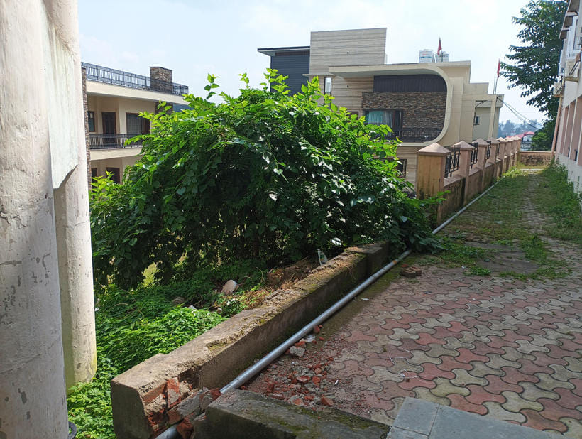There is a need for a security wall behind the Ayurvedic Hospital Hamirpur.