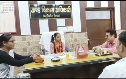 अलीगंज बीडीओ कार्यालय में अधिकारियों से प्रार्थनापत्रों के संबंध में वार्ता करतीं एक दिन की बी