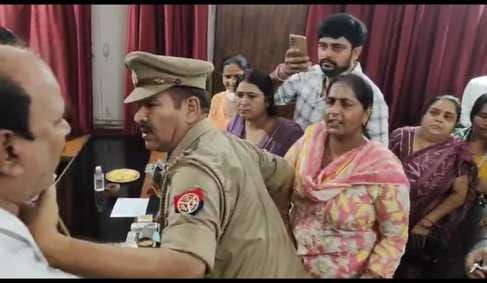 A woman councilor beat up a former MLA during a municipal board meeting.