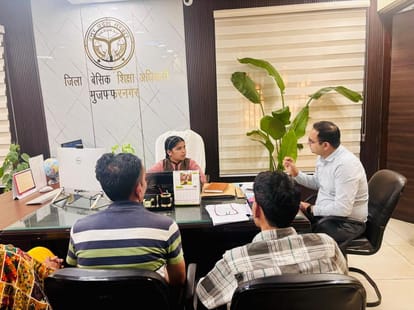 बीएसए कार्यालय में छात्रा वंशिका को बीएसए का कार्यों से अवगत कराते हुए बीएसए संदीप कुमार