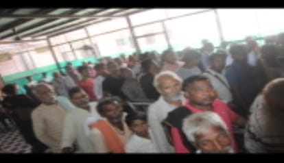 बागला जिला अस्पताल की ओपीडी में दवा काउंटर पर लगी मरीजों की भीड़। संवाद