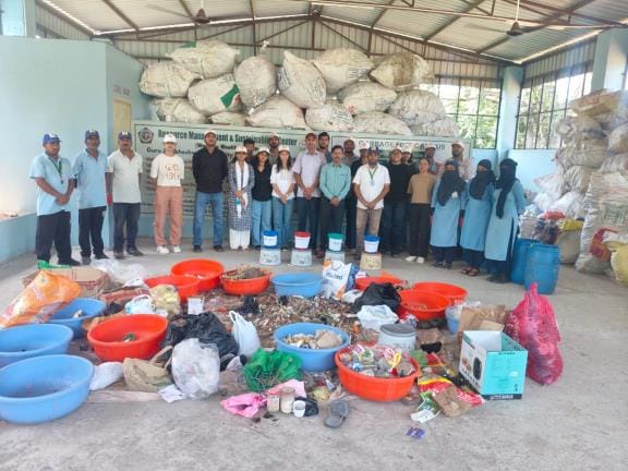 23 volunteers from GJU Youth Red Cross visited the Resource Management Centre
