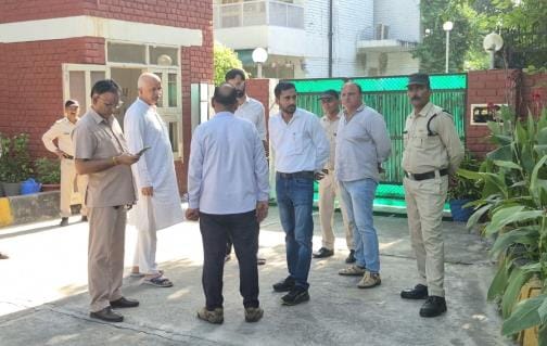 The administrative team that arrived to vacate the premises from the vice-chancellor returned after two and a half hours, and now efforts are underway to find a middle ground.