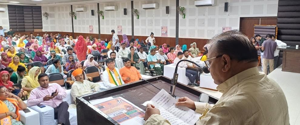 The doors of self-reliance for Lado will open with 'Lakshmi', a huge crowd gathered at the Panchayat building for the launch of the scheme.