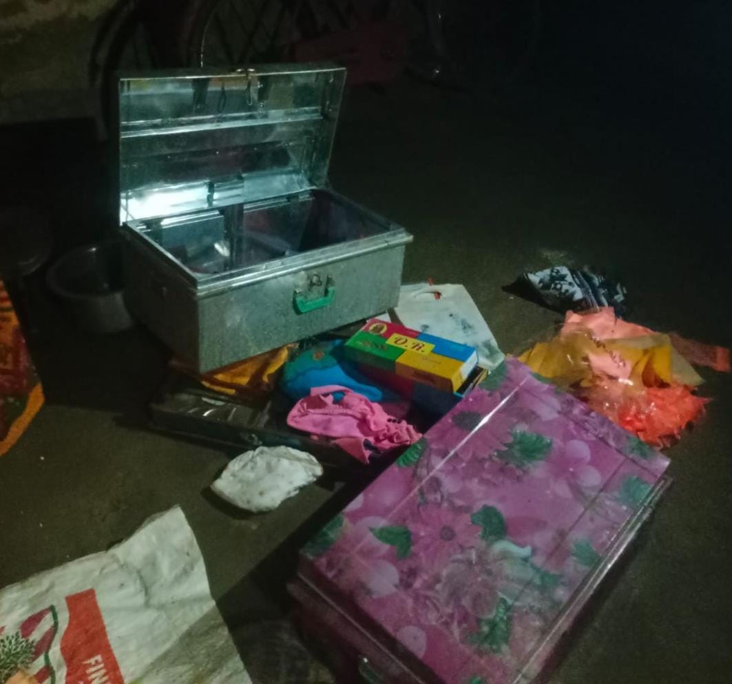 Thieves broke into a house in broad daylight and stole jewellery worth Rs 2 lakh.