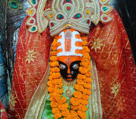 On the fourth day also, worship of Maa Chandraghanta was performed in the temples.