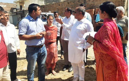 बरवाला में स्याहणी जोहड़ के बारे में नगर पालिकाध्यक्ष रमेश बैटरीवाला से जानकारी लेतीं सीएम फ्ला