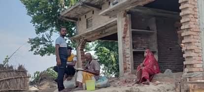 बैरिया क्षेत्र के गोपालनगर टाड़ी गांव में अपने टूटे मकान के सामने भोजन करता कटान पीड़ित और बेवस