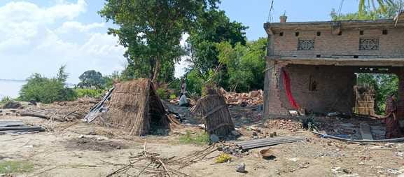 Two more houses were submerged in the river, eight houses were at the mouth of the erosion