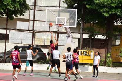 बास्केटबॉल प्रतियोगिता के फाइनल मैच के दौरान खेलते खिलाड़ी स्रोत विभाग