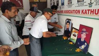 बैठक से पूर्व बलिदानी जवानों को श्रद्धासुमन अर्पित करते पूर्व सैनिक। संवाद