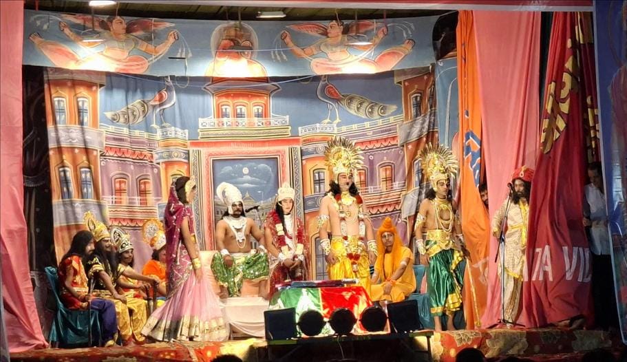 The audience was moved by the meeting of Shri Ram and Bharat.