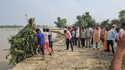 बाढ़ खंड के अधिकारियों के साथ विधायक पहुंचे मकरंदापुर, कटान रोकने का कार्य देखते हुए। संवाद
