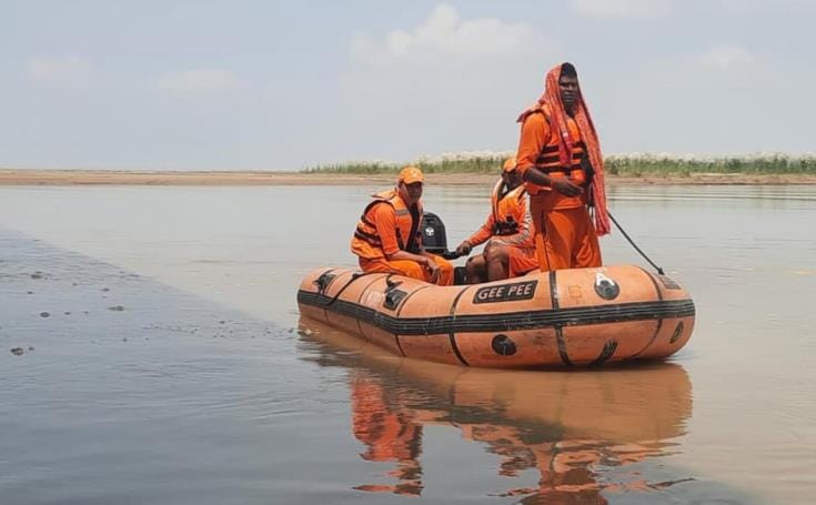 Married woman jumping into Saryu river on her way to her parents' home