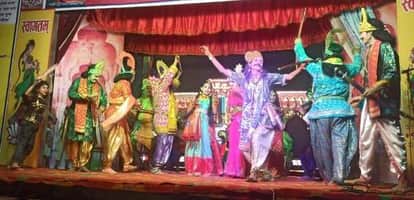 चंदौसी के रामबाग धाम स्थित रंगमंच पर रामलीला का मंचन करते कलाकार: स्रोत - आयोजक