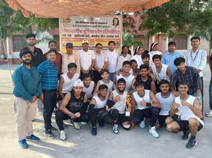 चंदौसी के सेक्रेड हार्ट कान्वेंट स्कूल में ट्रॉफी के साथ मौजूद जिला स्तरीय जूनियर बास्केटबॉल प्