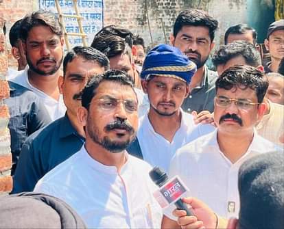 छुटमलपुर में अपने आवास पर समर्थकों के साथ सांसद चंद्रशेखर आजाद। श्रोत समर्थक